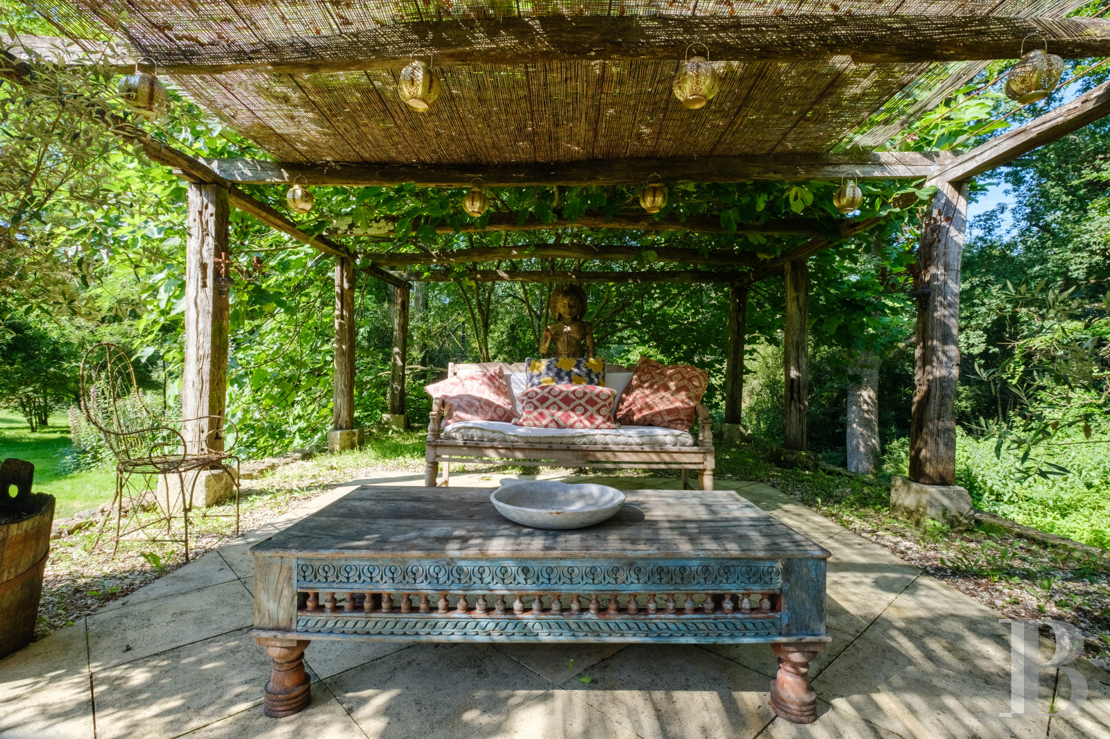 Dans le Gers, à l’ouest de Lectoure, un ancien domaine de production d’armagnac transformé et décoré avec soin - photo  n°5